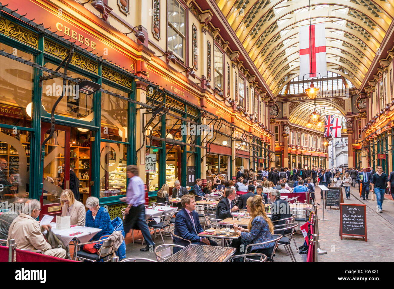 City of London Workers eating and drinking After Work Leadenhall Market City of  London, England UK GB EU Europe Stock Photo