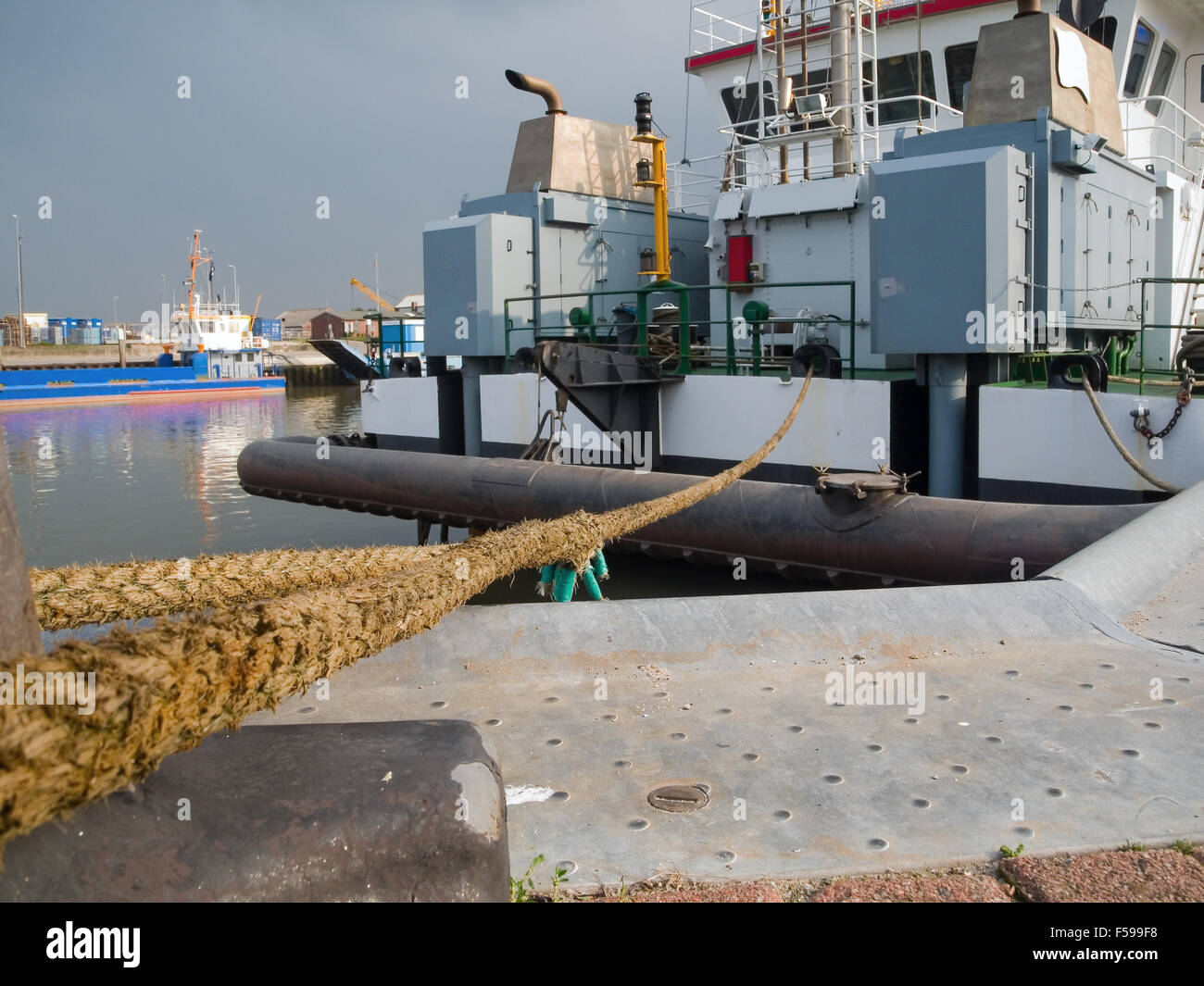 flat angled wide angle view of a conspicuously suction vessel in the port of Bensersiel; Perspective along the anchor rope Stock Photo