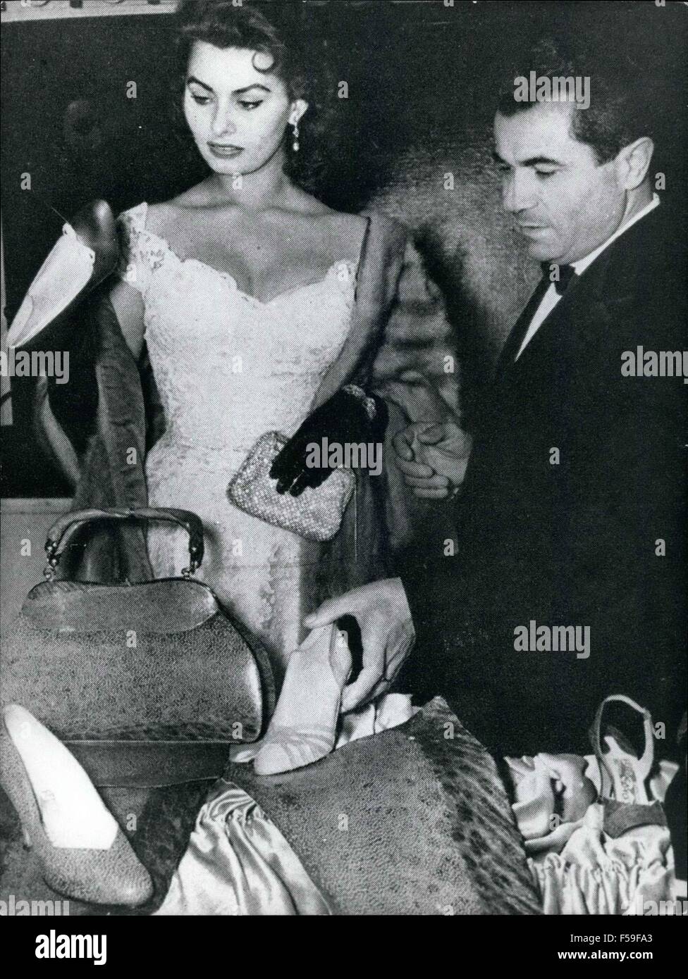1962 - OPS: Salvatore Ferragamo and Sophia Loren, one of his customers. © Keystone Pictures USA/ZUMAPRESS.com/Alamy Live News Stock Photo