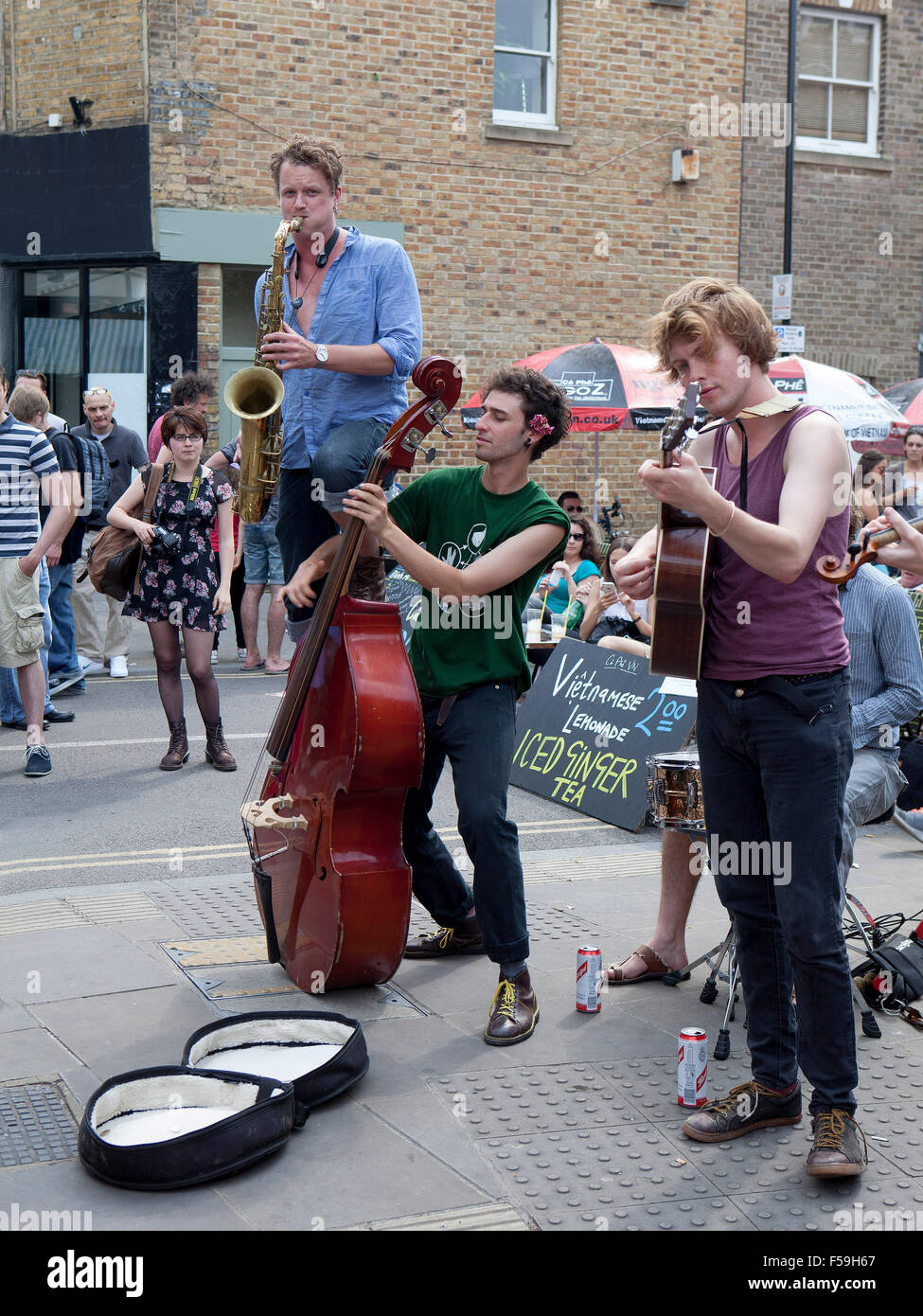 Broadway Market, London E8: street buskers Stock Photo - Alamy