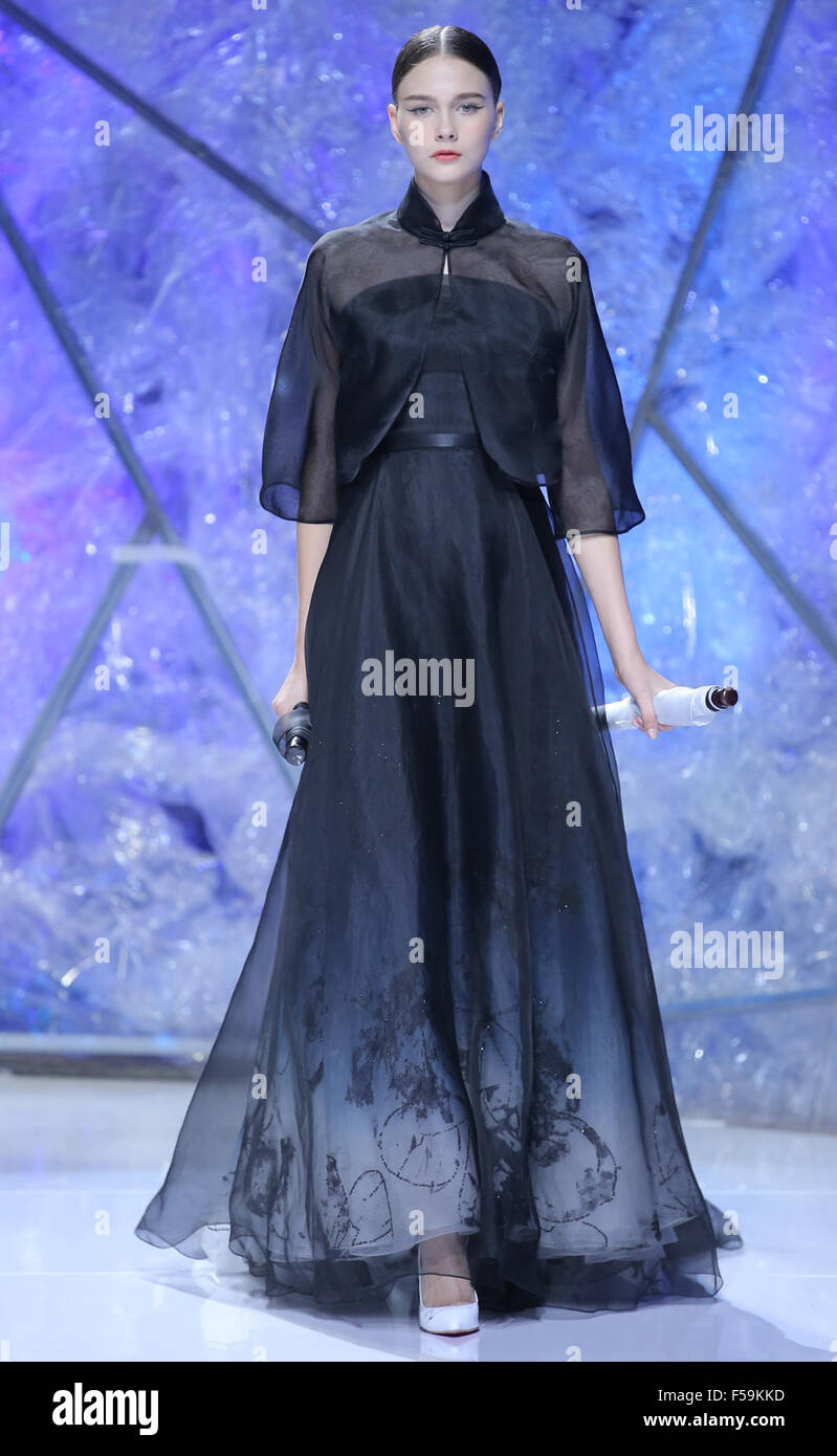 Beijing, China. 30th Oct, 2015. A model presents a creation designed by Xiong Ying during the China Fashion Week in Beijing, capital of China, Oct. 30, 2015. Credit:  Chen Jianli/Xinhua/Alamy Live News Stock Photo