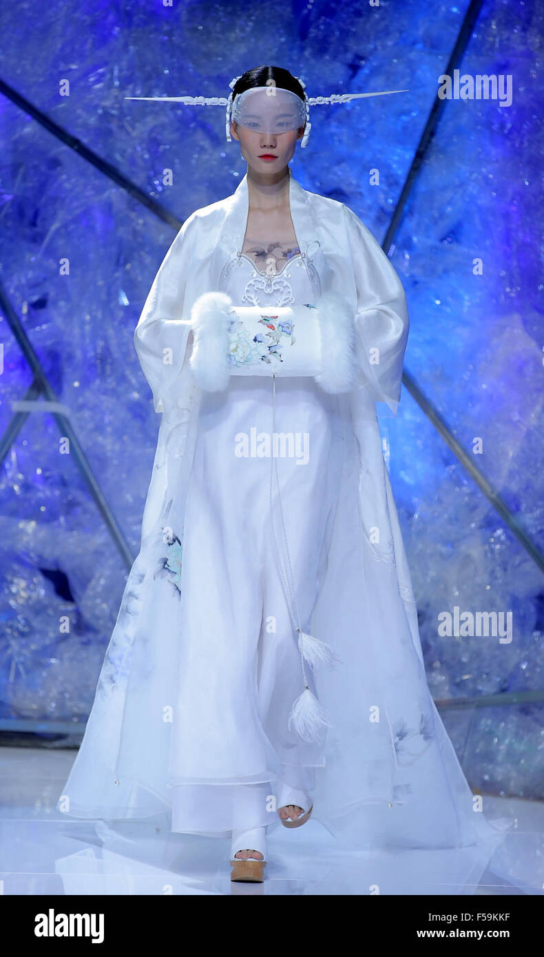 Beijing, China. 30th Oct, 2015. A model presents a creation designed by Xiong Ying during the China Fashion Week in Beijing, capital of China, Oct. 30, 2015. Credit:  Chen Jianli/Xinhua/Alamy Live News Stock Photo