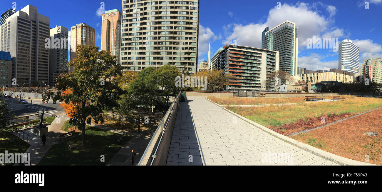 Toronto, Canada. 30th Oct, 2015. Toronto City Hall's podium green roof is seen in Toronto, Canada, Oct. 30, 2015. Toronto is the first city in North America to have a bylaw to require and govern the construction of green roofs on new development. From Feb. 1, 2010 to March 1, 2015, 260 green roofs had been created in Toronto, consisting of 196,000 square metres of green roof area. A total of 444 green roofs exist in Toronto so far. © Zou Zheng/Xinhua/Alamy Live News Stock Photo