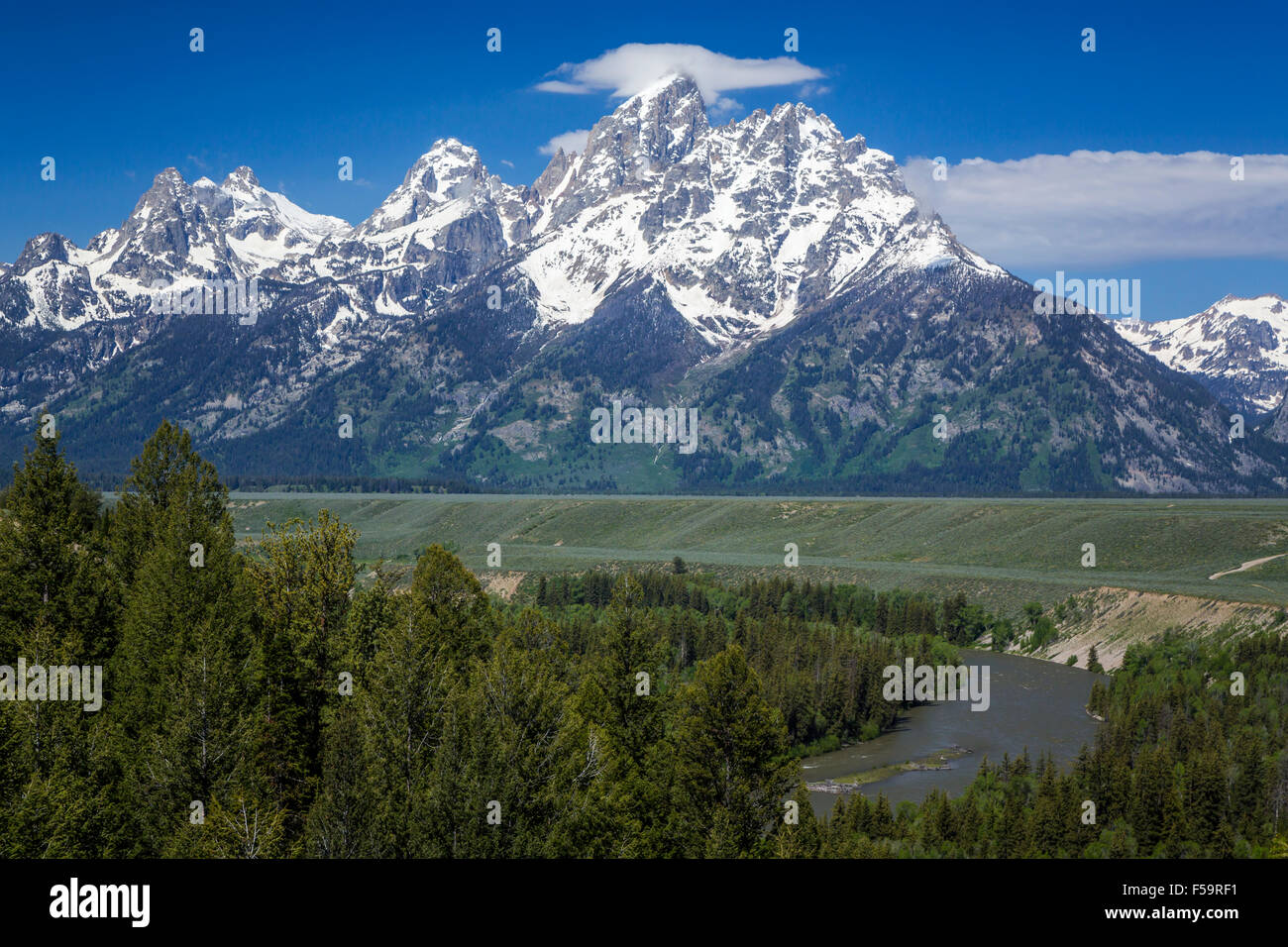 The Grand Teton mountain range from the Snake River overlook in the ...