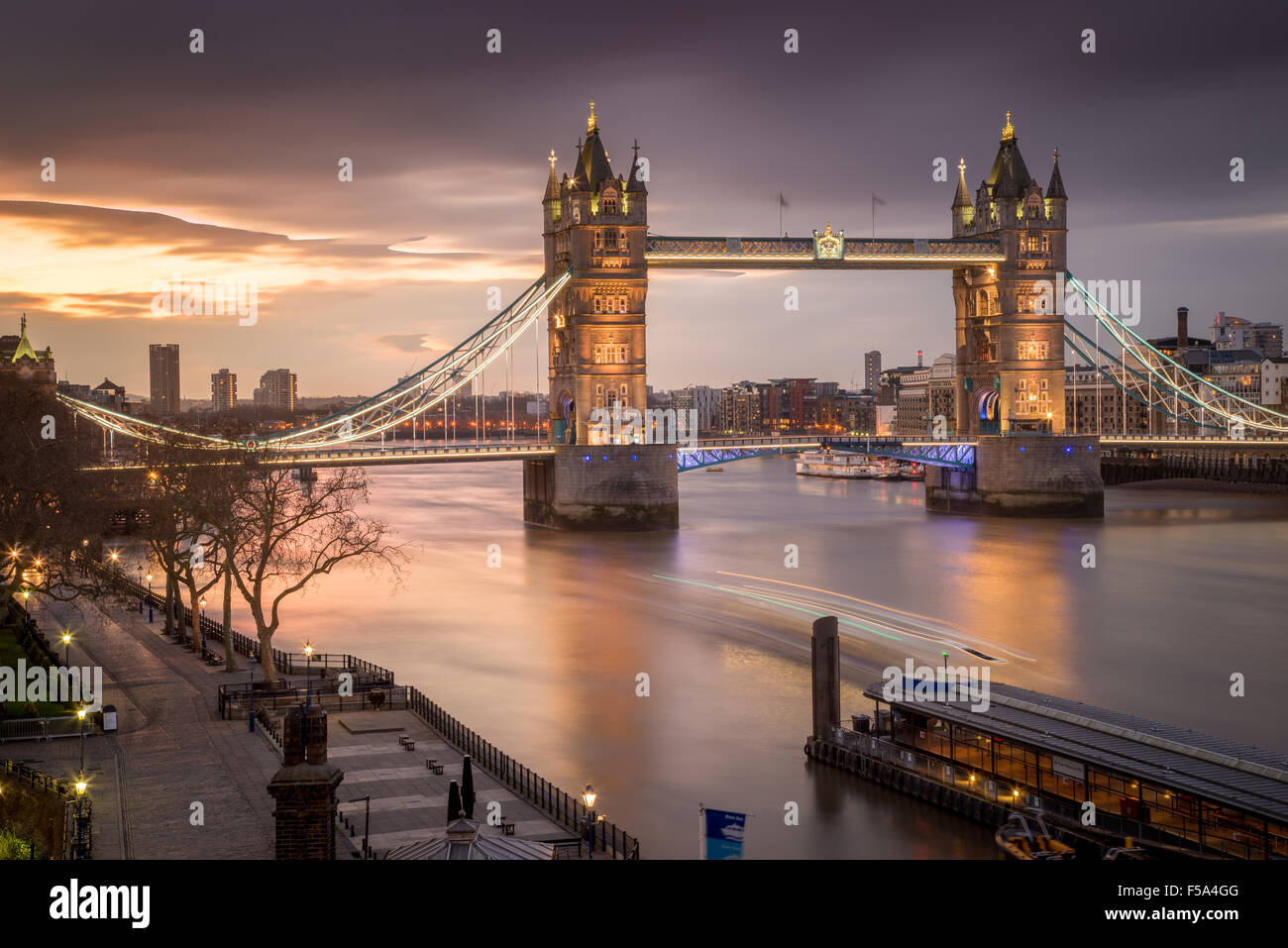 London skyline tower bridge hi-res stock photography and images - Alamy