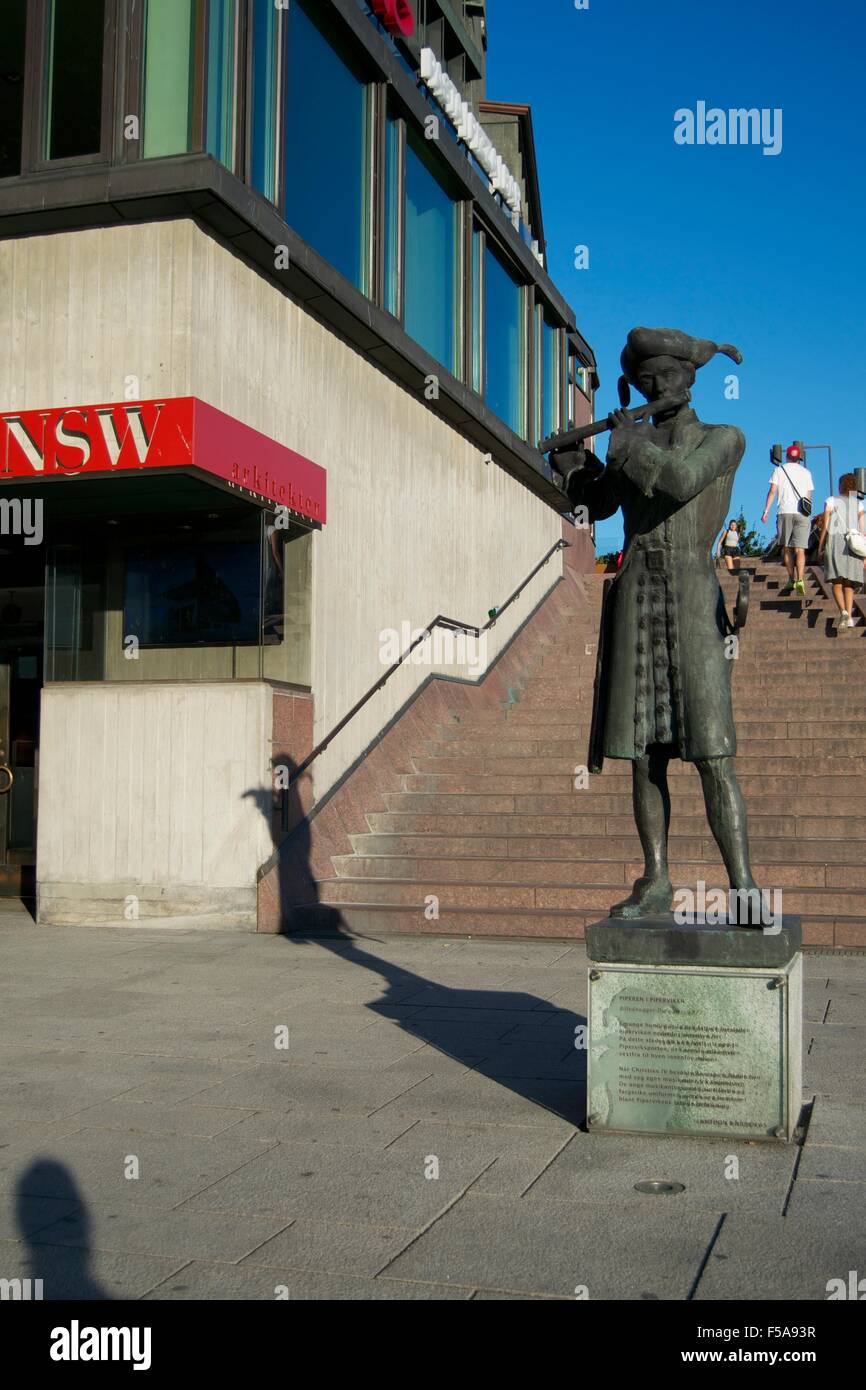 Pied piper statue monument Oslo architecture stone Stock Photo - Alamy