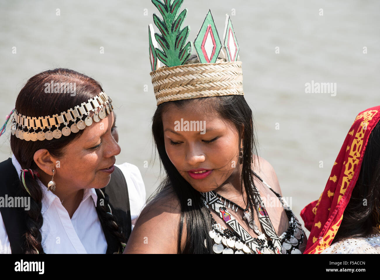 Palmas, Tocantins State, Brazil. 29th October, 2015. Two indigenous contestants from Latin America share a quiet moment during the International Indigenous Games, in the city of Palmas, Tocantins State, Brazil. Credit:  Sue Cunningham Photographic/Alamy Live News Stock Photo