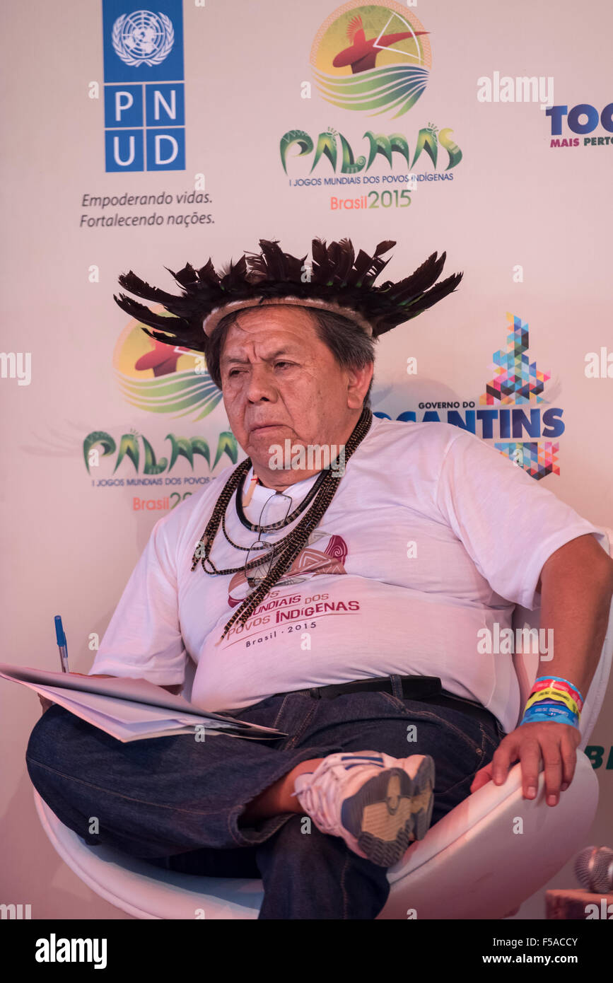 Palmas, Tocantins State, Brazil. 29th October, 2015. Marcos Terena, President of  the Inter Tribal Committee and organiser of the games, talks about the politicisation of the games by protestors against the proposed amendments to the constitution at the International Indigenous Games, in the city of Palmas, Tocantins State, Brazil. Credit:  Sue Cunningham Photographic/Alamy Live News Stock Photo