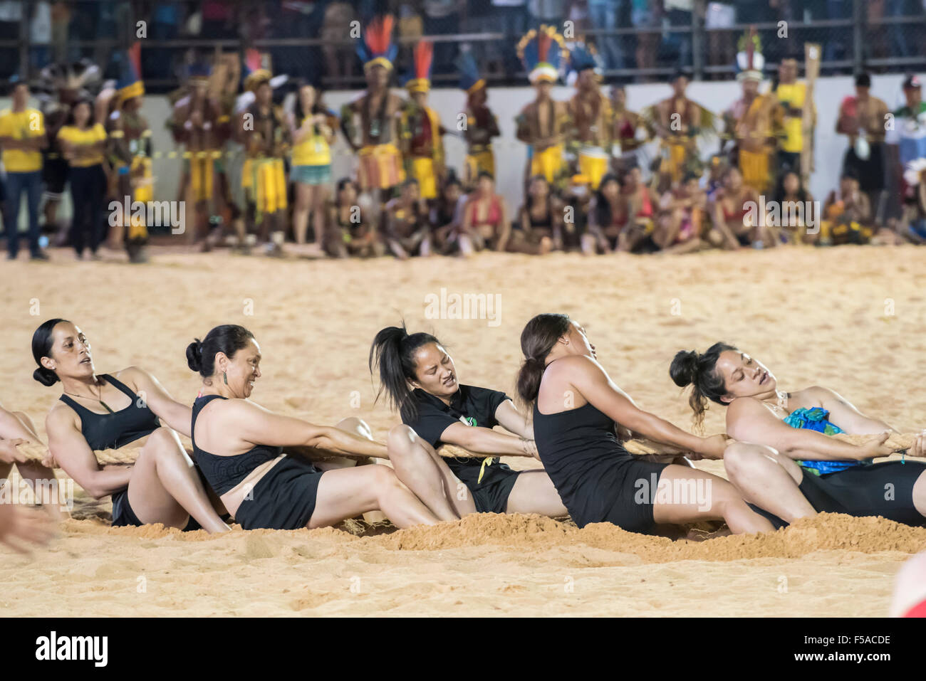 Palmas, Tocantins State, Brazil. 29th October, 2015. The Maori women's team strain on the rope during the tug of war at the International Indigenous Games, in the city of Palmas, Tocantins State, Brazil. Credit:  Sue Cunningham Photographic/Alamy Live News Stock Photo