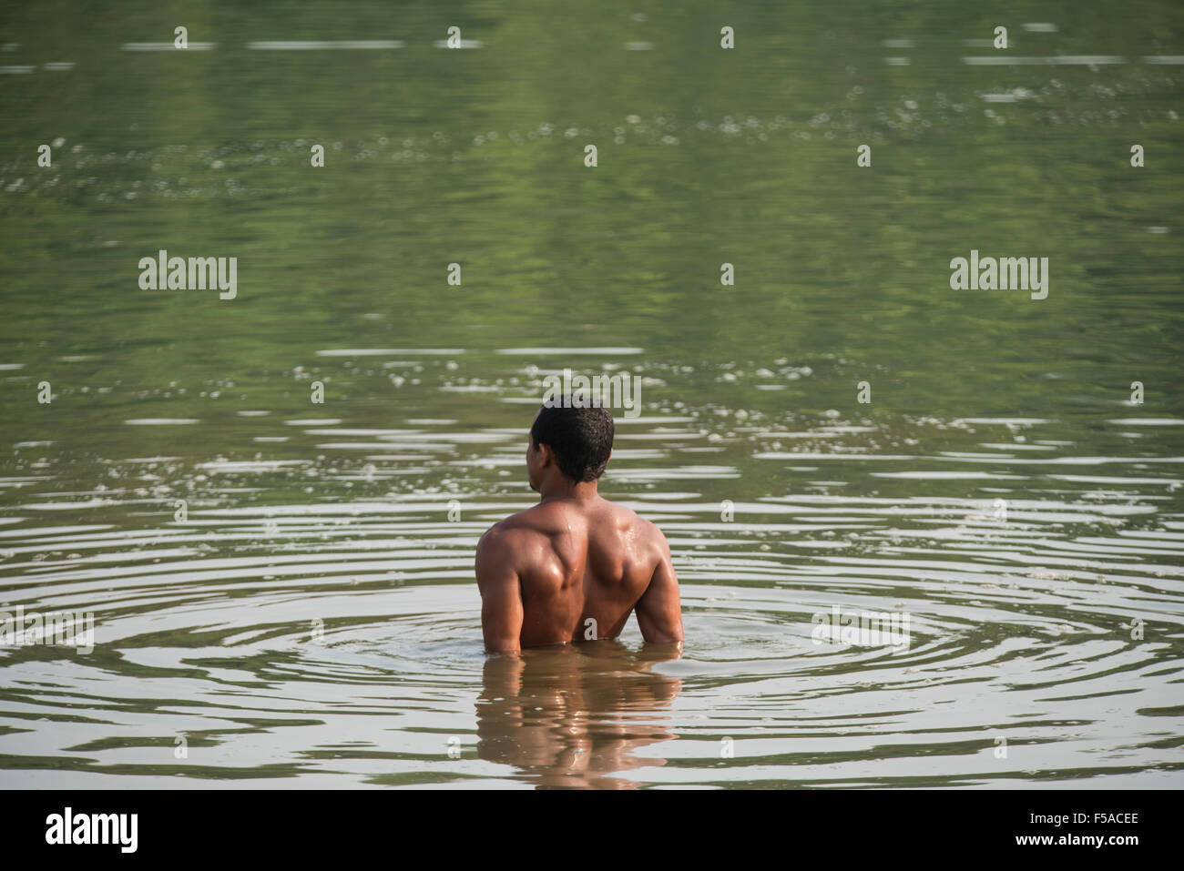 Palmas, Brazil. 30th October, 2015. A competitor acclimatises in the water before the men's swimming race at the International Indigenous Games, in the city of Palmas, Tocantins State, Brazil. Credit:  Sue Cunningham Photographic/Alamy Live News Stock Photo