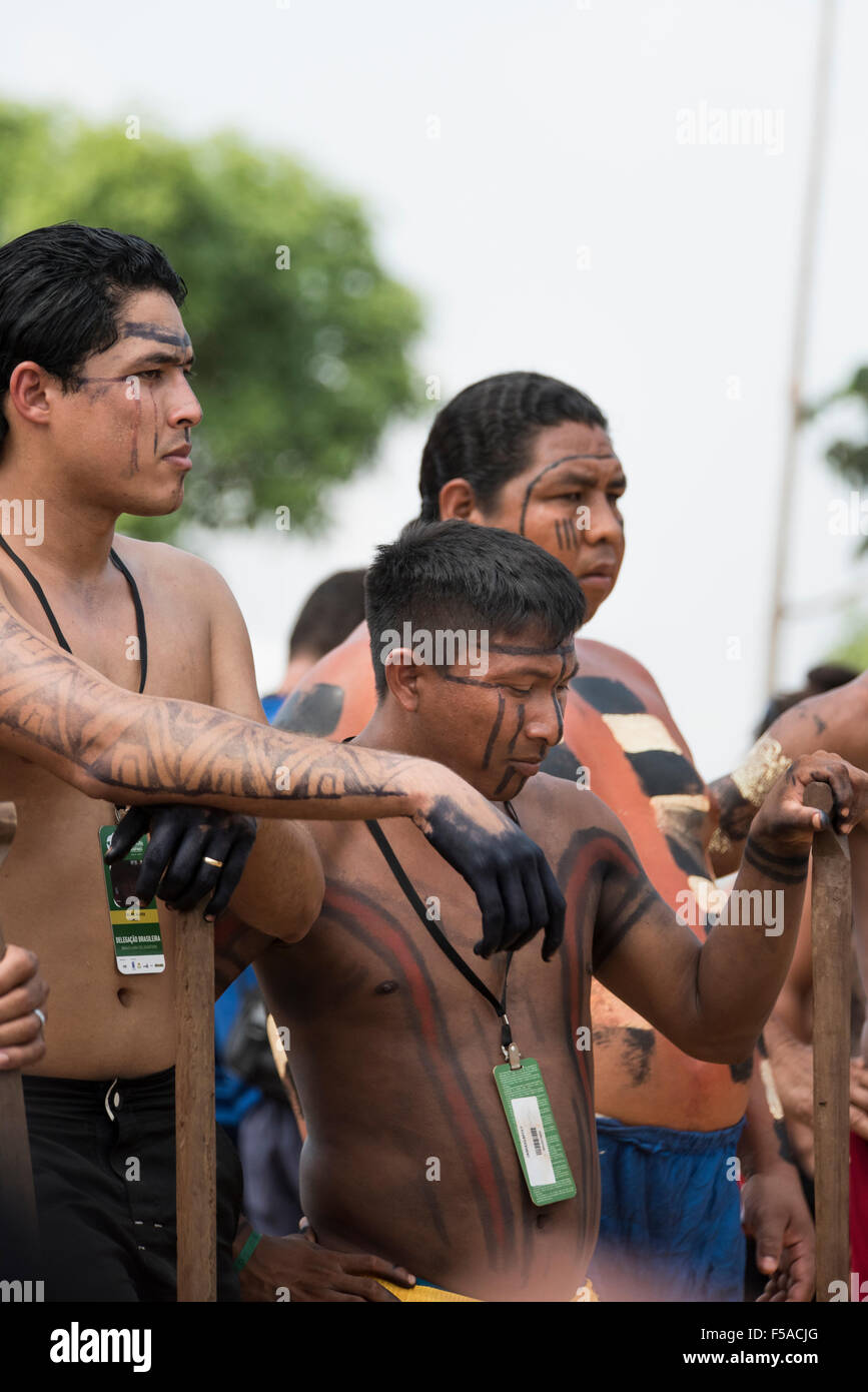 Palmas, Brazil. 30th October, 2015. Indigenous Brazilian competitors prepare for the canoeing event at the International Indigenous Games, in the city of Palmas, Tocantins State, Brazil. Credit:  Sue Cunningham Photographic/Alamy Live News Stock Photo