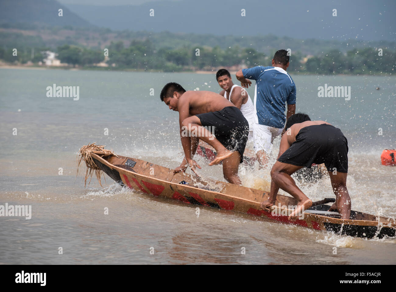 Palmas, Brazil. 30th October, 2015. A team jump into their canoe at the beginnning of a heat at the International Indigenous Games, in the city of Palmas, Tocantins State, Brazil. Credit:  Sue Cunningham Photographic/Alamy Live News Stock Photo