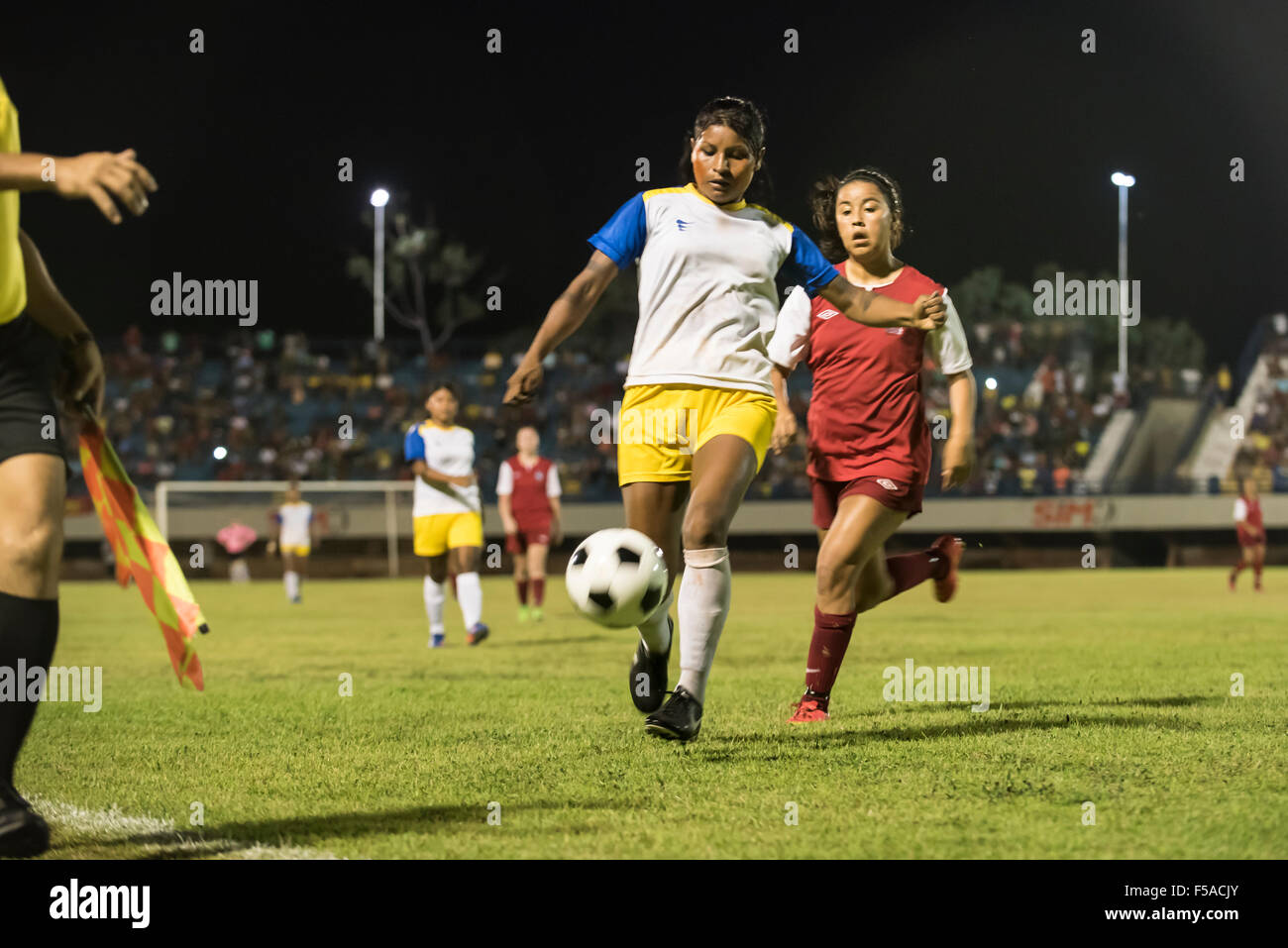 Palmas, Brazil. 30th October, 2015. a Xerente player hold off her opponent from the USA during the final of the women's football, between the local Xerente tribe and the Native American team from the USA at the International Indigenous Games in the city of Palmas, Tocantins State, Brazil. The USA won on a penalty shoot-out after a 0-0 match. Credit:  Sue Cunningham Photographic/Alamy Live News Stock Photo
