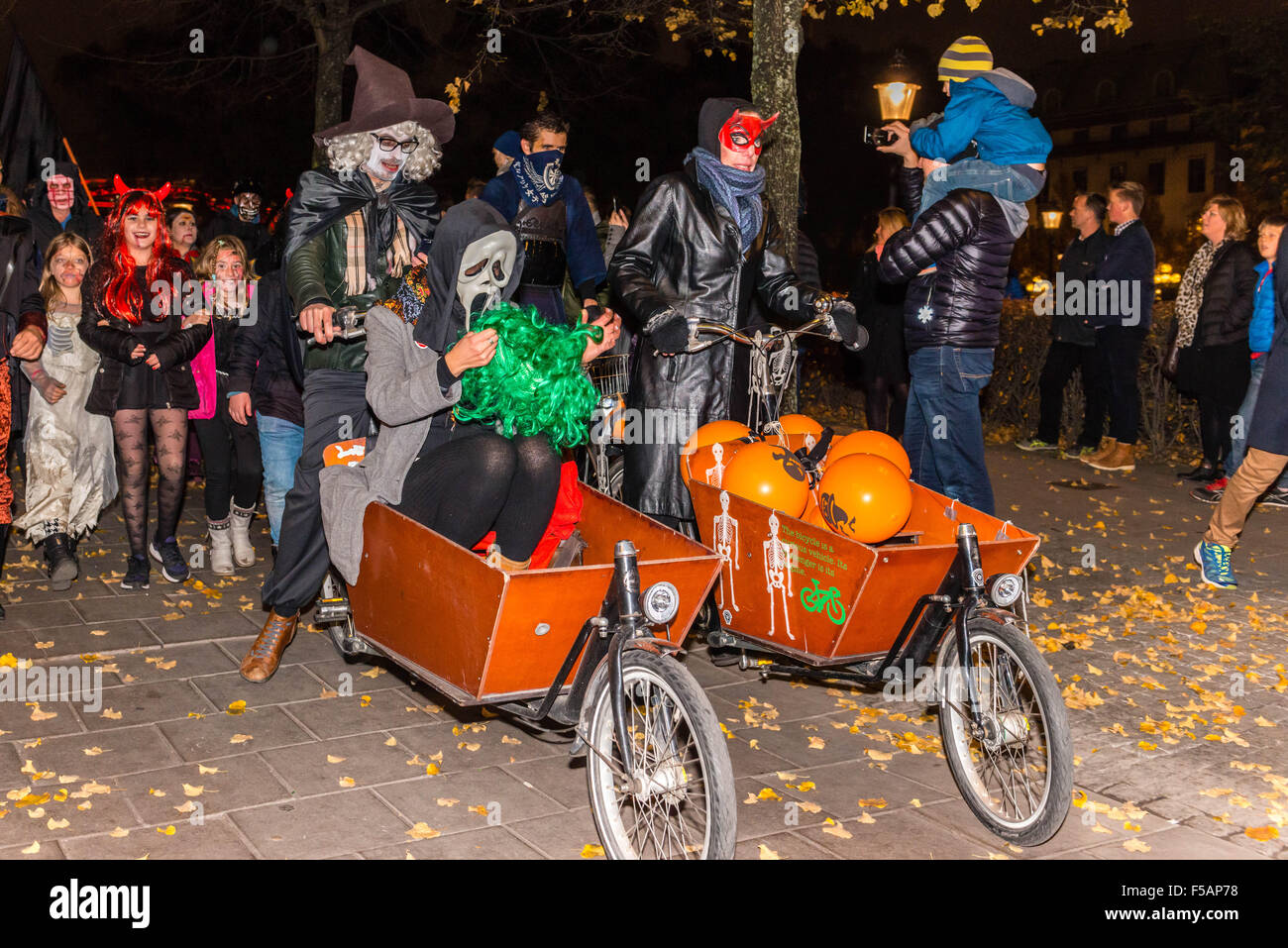 Stockholm, Sweden. 31st Oct, 2015. People attend a Halloween parade in