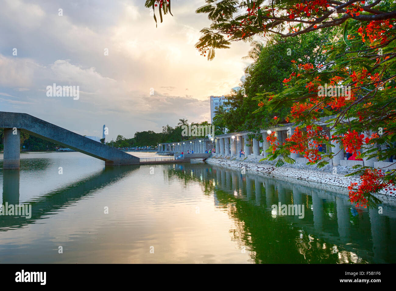 View of the Lago de Ilusiones lake and walkway at dusk in Villahermosa, Tabasco, Mexico. Stock Photo