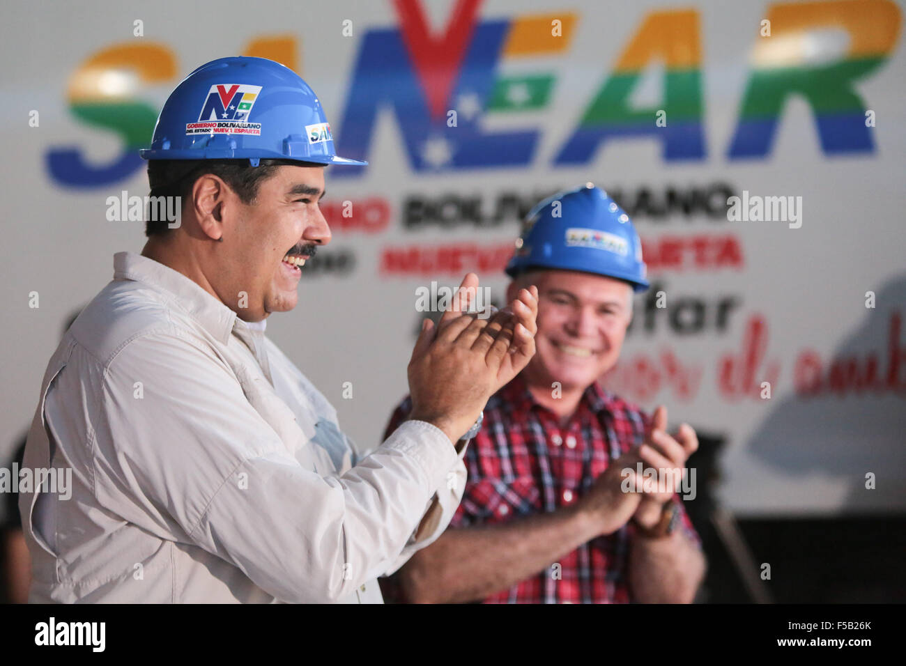 Nueva Esparta, Venezuela. 31st Oct, 2015. Image provided by Venezuela's Presidency shows Venezuelan President Nicolas Maduro (L) presiding over the opening ceremony of a processing plant for solid waste in the municipality of Diaz, Nueva Esparta, Venezuela, on Oct. 31, 2015. According to local press, Nicolas Maduro announced the building plan of 10 new waste treatment plants in several states during the ceremony. © Venezuela's Presidency/Xinhua/Alamy Live News Stock Photo