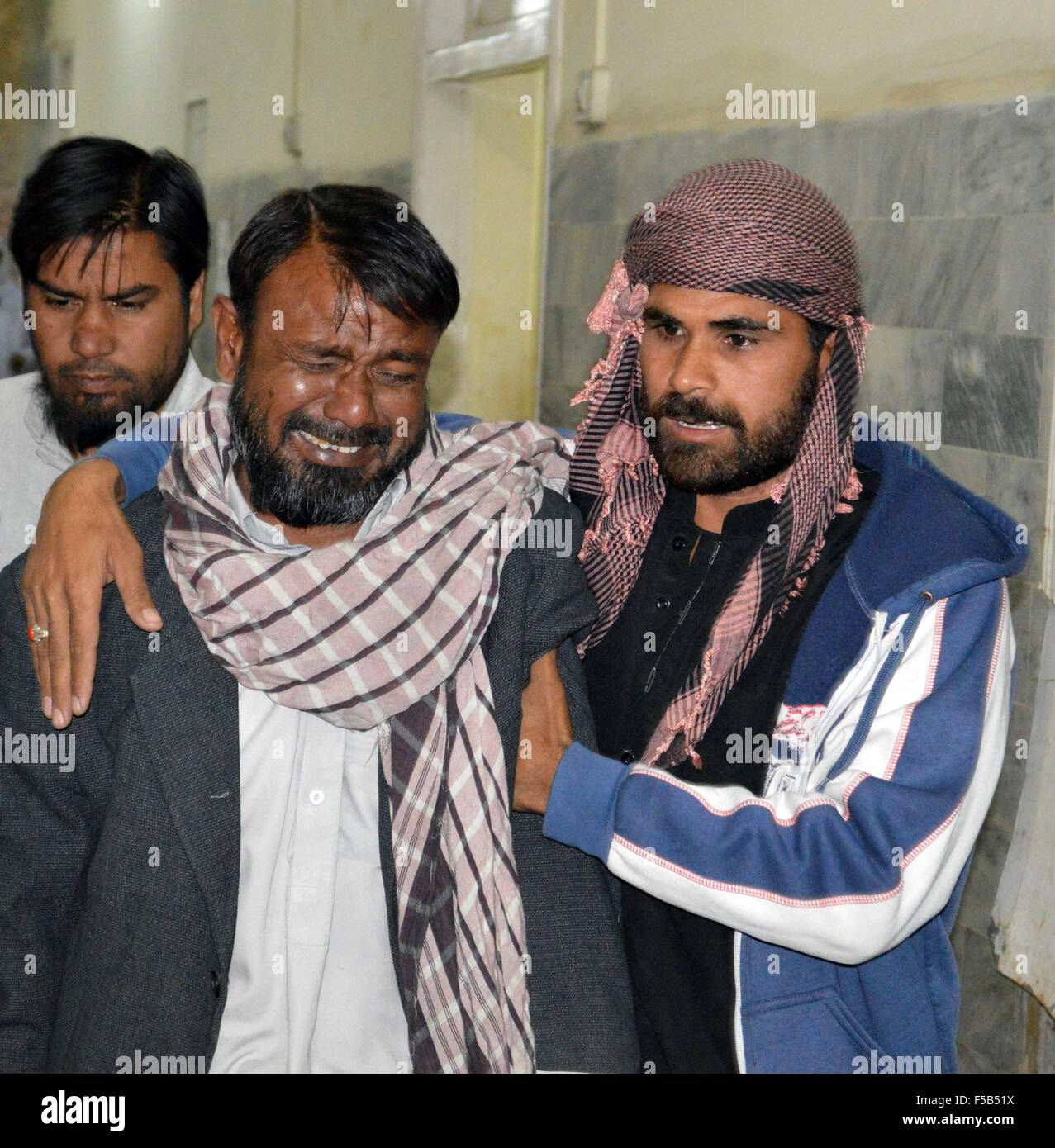 Quetta. 1st Nov, 2015. A man mourns over the death of his relative at a hospital in southwest Pakistan's Quetta, Nov. 1, 2015. At least four people were killed and 10 others injured on Sunday when a bomb blast hit a train in Pakistan's southwestern province of Balochistan, local media reported. © Irfan/Xinhua/Alamy Live News Stock Photo