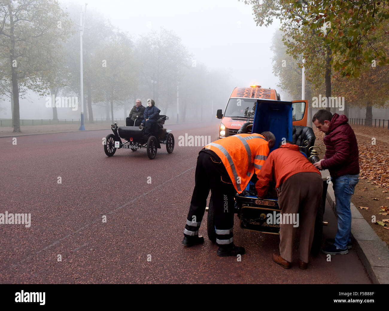 London, UK. 01st Nov, 2015. A 1903 De Dion Bouton breaks down on the Mall not far from the start in Hyde Park London Credit:  MARTIN DALTON/Alamy Live News Stock Photo