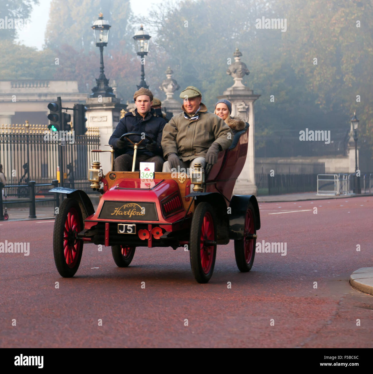 A 1904 Pope-Hartford, passes by  Buckingham Palace, during the London to Brighton veteran car run, 2015. Stock Photo