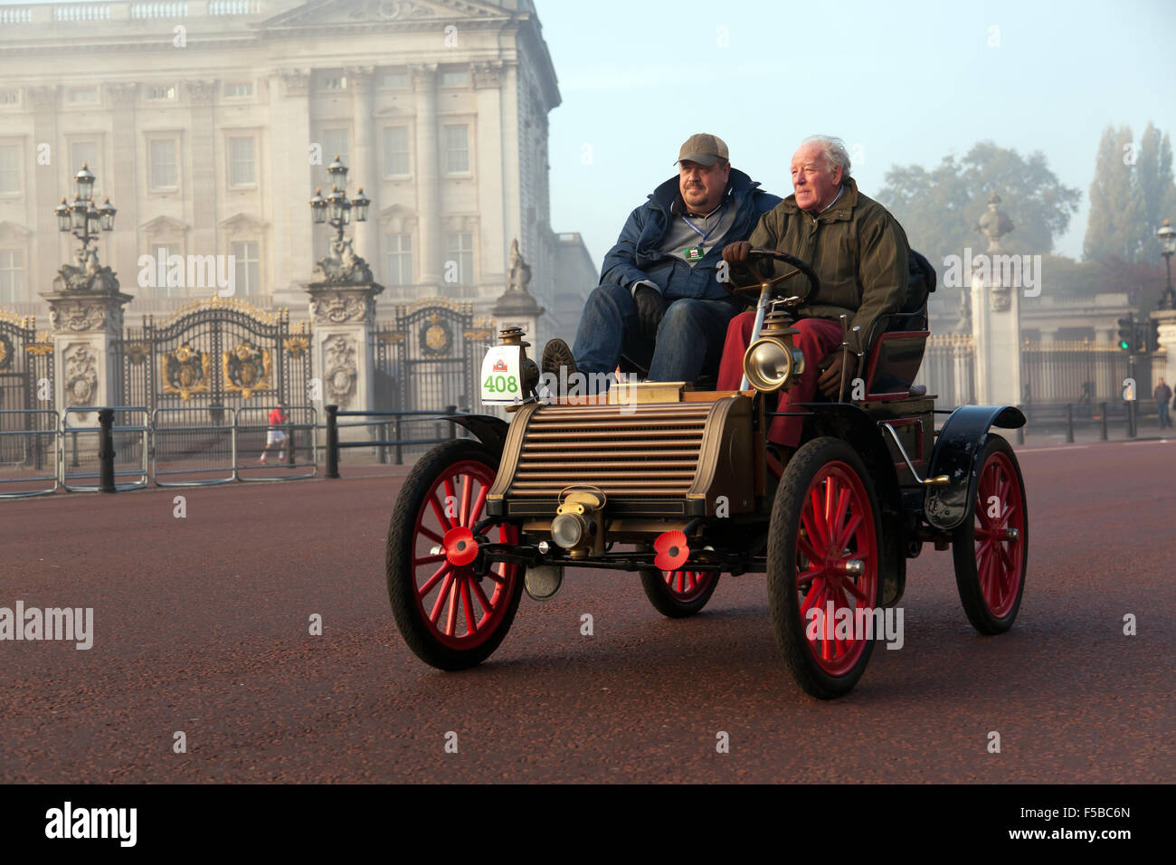 A 1903 Eldredge, passes in front of Buckingham Palace, during the London to Brighton veteran car run. Stock Photo