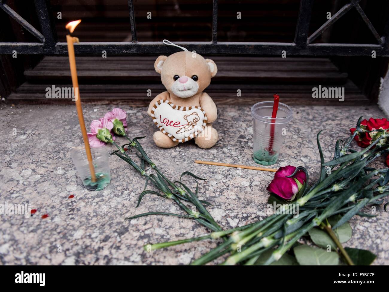 Moscow. 1st Nov, 2015. A stuffed bear, together with candles and flowers, is placed outside a window at the Administration of St. Petersburg in Moscow, Nov. 1, 2015, to mourn the victims aboard the Russian plane that crashed Saturday in Egypt's Sinai. Credit:  Evgeny Sinitsyn/Xinhua/Alamy Live News Stock Photo