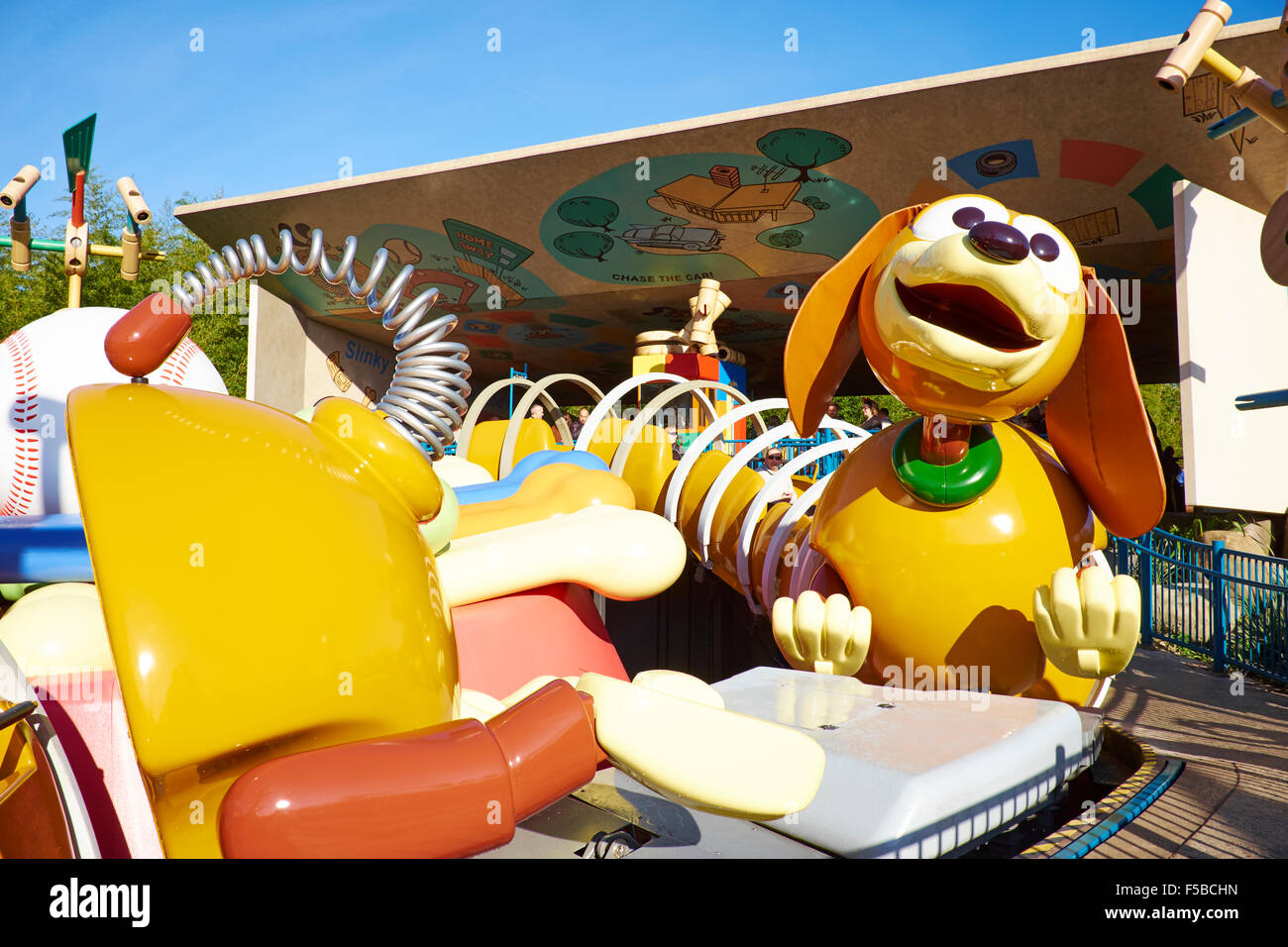 Slinky Dog Zigzag Spin On Ride / Off Ride at Disneyland Paris (Feb 2022)  [4K] 