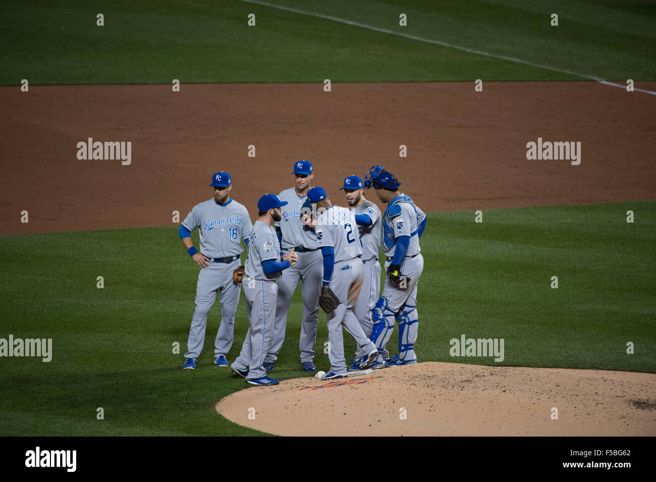 New York, NY, USA. 31st Oct, 2015. Kansas City challenges a play in the 3rd inning of Game 4 of the 2015 World Series, Citi Field, Saturday, Oct. 31, 2015. © Bryan Smith/ZUMA Wire/Alamy Live News Stock Photo