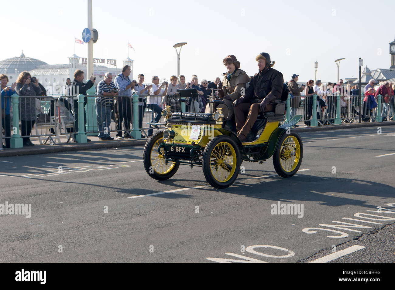 Madeira Drive, Brighton, East Sussex, UK. London to Brighton Vintage Car Run 2015. The London to Brighton Veteran Car Run is the world's longest-running motoring event, held on a course between London and Brighton, England with vintage cars and vehicles. In this image is of Clive & Sophie Pettit driving a 1900 De Dion Bouton. 1st November 2015 Stock Photo