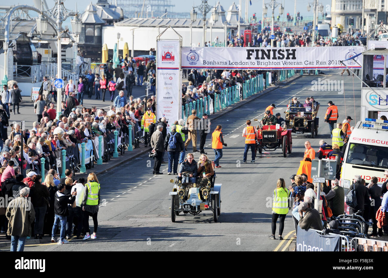 Brighton, Sussex, UK. 1st November, 2015. Cars arrive at the finish line in Madeira Drive on Brighton seafront as they complete  the Bonhams London to Brighton Veteran Car Run  Credit:  Simon Dack/Alamy Live News Stock Photo