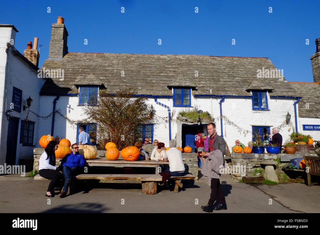 Worth Maltravers, Dorset, UK. 1 November 2015. Sunshine and pumpkins I'm a countryside pub as the morning mist gives way to glorious sunshine. Credit:  Tom Corban/Alamy Live News Stock Photo
