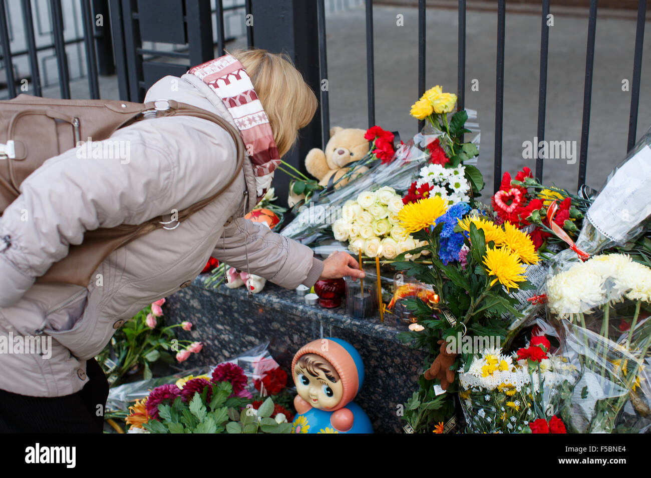 Kiev, Ukraine. 1st November, 2015. People of Kiev place flowers and toys in front of the Russian Embassy and light candles in memory of the victims of the plane crash. The flight of the company 'Kogalymavia' KGL9268 flew from Sharm el-Sheikh to St. Petersburg. The plane crashed shortly after takeoff in the north of Sinai Peninsula of Egypt. Credit:  PHOTOMAX/Alamy Live News Stock Photo