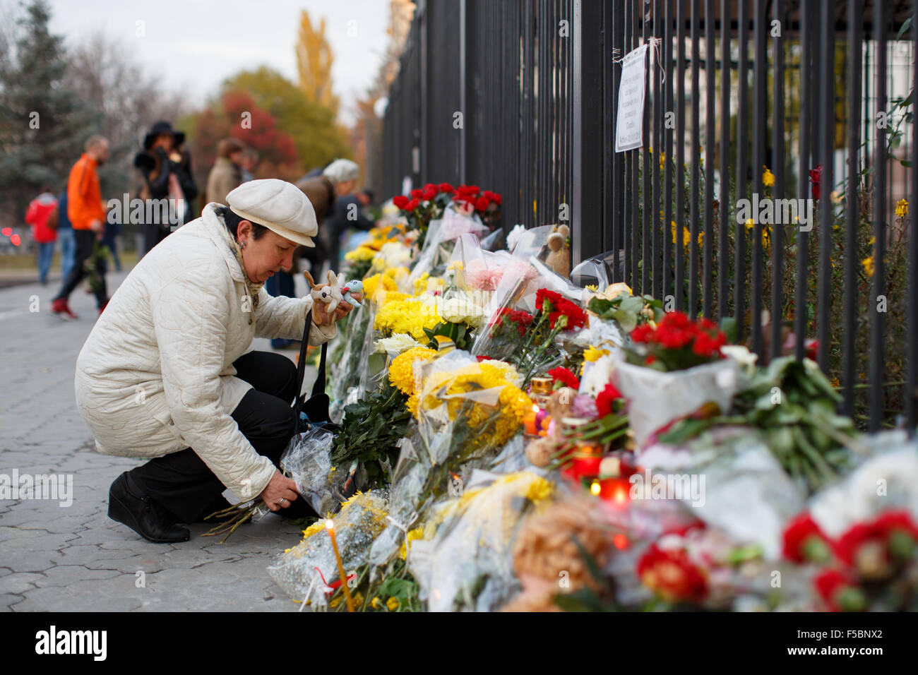 Kiev, Ukraine. 1st November, 2015. People of Kiev place flowers and toys in front of the Russian Embassy and light candles in memory of the victims of the plane crash. The flight of the company 'Kogalymavia' KGL9268 flew from Sharm el-Sheikh to St. Petersburg. The plane crashed shortly after takeoff in the north of Sinai Peninsula of Egypt. Credit:  PHOTOMAX/Alamy Live News Stock Photo