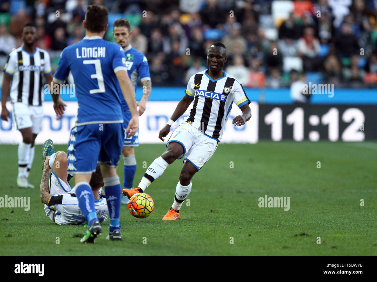Udine, Italy. 1st November, 2015. Udinese's midfielder Emmanuel Agyemang Badu (R) controls the ball during the Italian Serie A football match between Udinese Calcio v Sassuolo Calcio at Friuli Stadium on 1st November, 2015 in Udine. Credit:  Andrea Spinelli/Alamy Live News Stock Photo