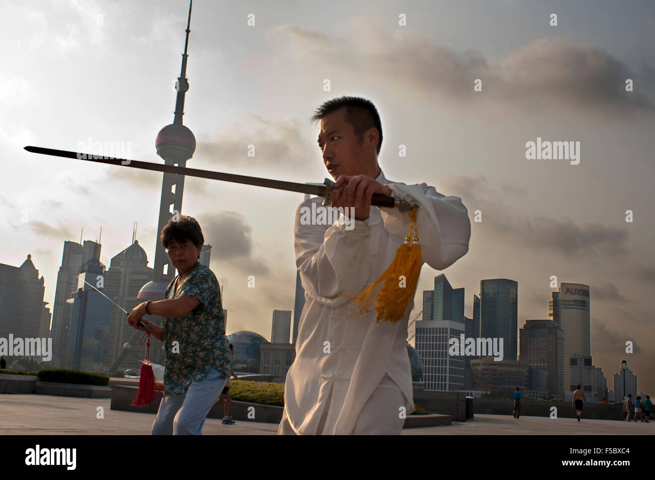 China, Shanghai, morning tai chi exercise on The Bund. Shanghi Bund : Early morning tai chi exercises with swords on the Bund in Stock Photo