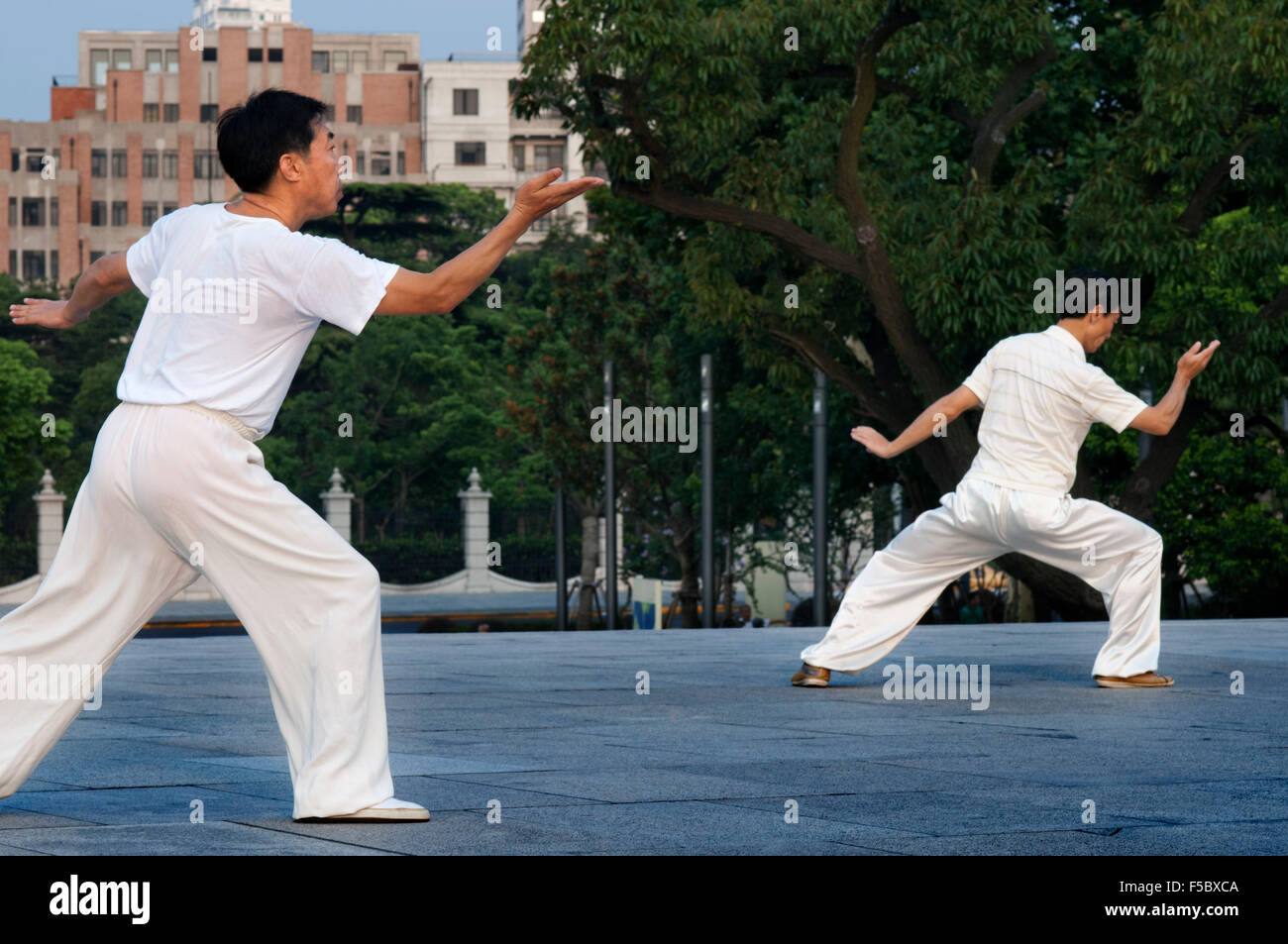 China, Shanghai, morning tai chi exercise on The Bund. Shanghi Bund : Early morning tai chi exercises with swords on the Bund in Stock Photo