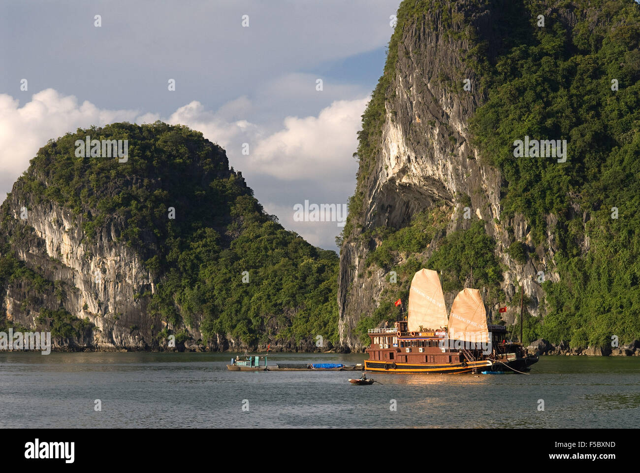 Chinese Junk, Halong Bay Tourist Boat Tour, Vietnam. Junk, boat sailing amongst karst limestone mountains at Cat Ba National Par Stock Photo