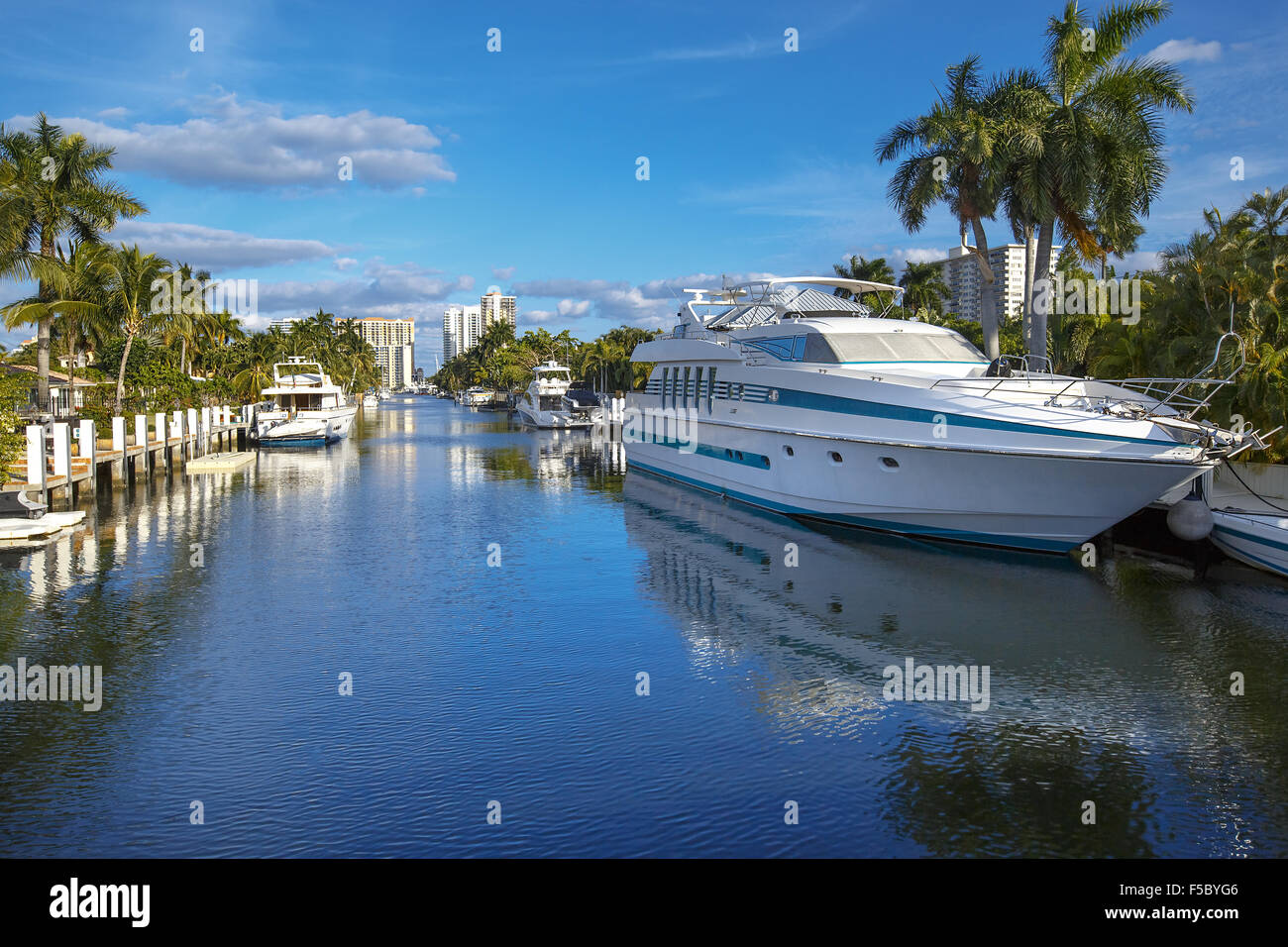 Luxurious yacht and waterfront homes in Fort Lauderdale Stock Photo Alamy