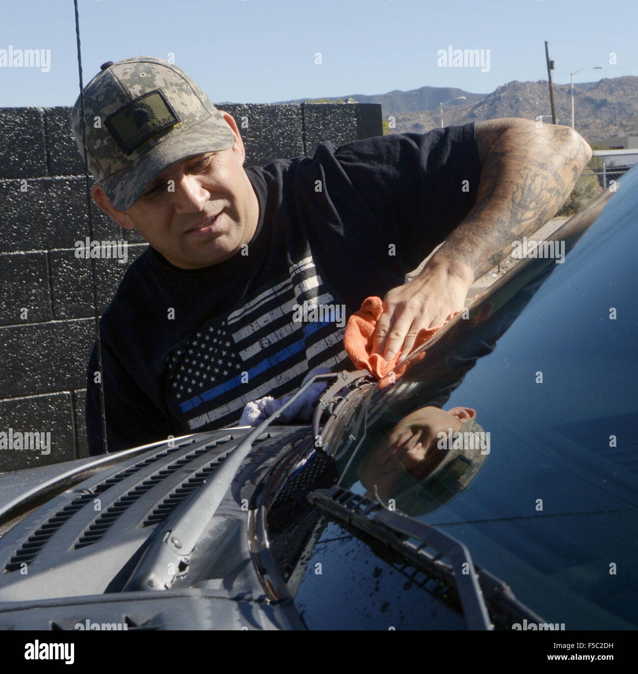 Usa. 1st Nov, 2015. ASEC APD officer Richard Ryan dries off a car at