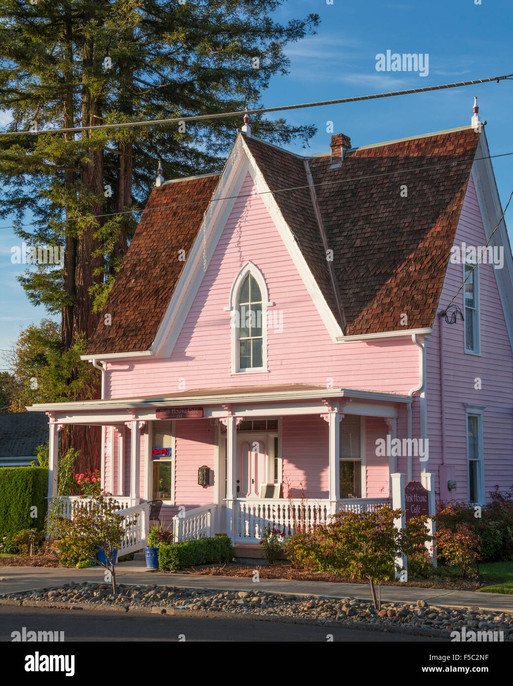 Pink house cafe hi-res stock photography and images - Alamy