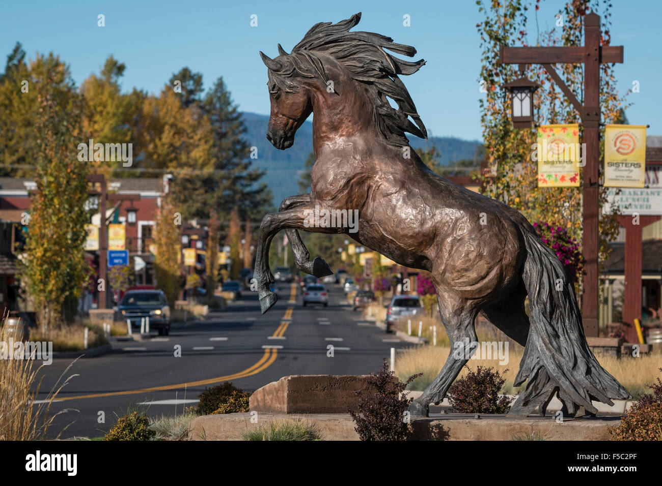Horse statue 'The Wild Stalliion' by sculptor Lorenzo Ghiglieri greets visitors to Sisters, Oregon. Stock Photo