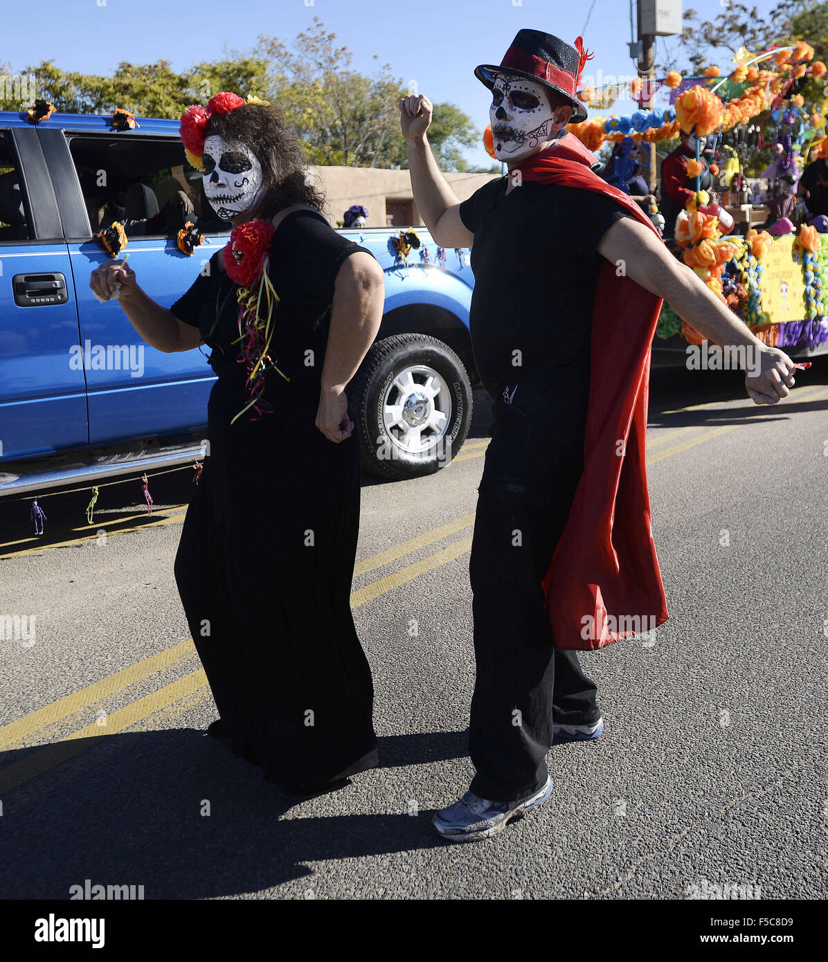 Albuquerque, NEW MEXICO, USA. 1st Nov, 2015. 110115.Theresa Zamora, left and Dallas Hawkes, dance during the Dia de Los Muertos Marigold Parade. The pair was part of the Cervantes float. Thousands line up Isleta Blvd. to watch the parade .Photographed on Sunday November 1, 2015 . /Adolphe Pierre-Louis/Journal. © Adolphe Pierre-Louis/Albuquerque Journal/ZUMA Wire/Alamy Live News Stock Photo