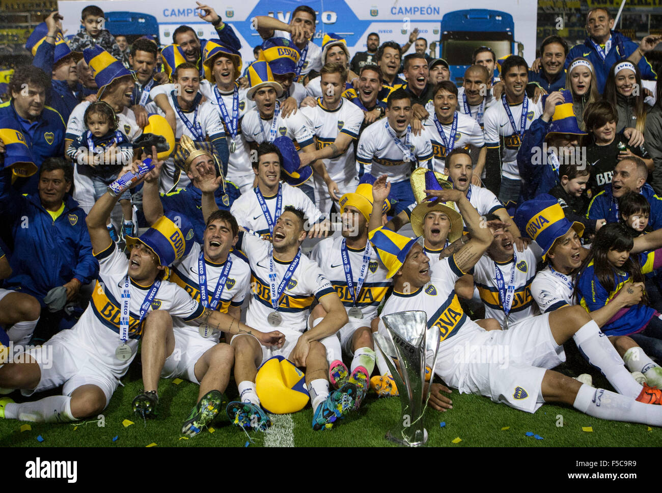 Buenos Aires, Argentina. 1st Nov, 2015. Boca Juniors' players pose with