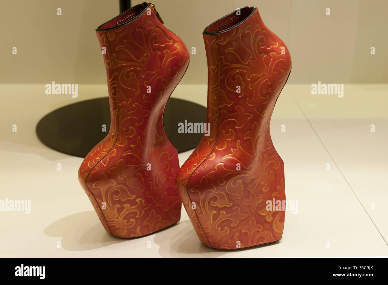 PHOTOS] Daphne Guinness, The Heel-Less Wonder – Footwear News