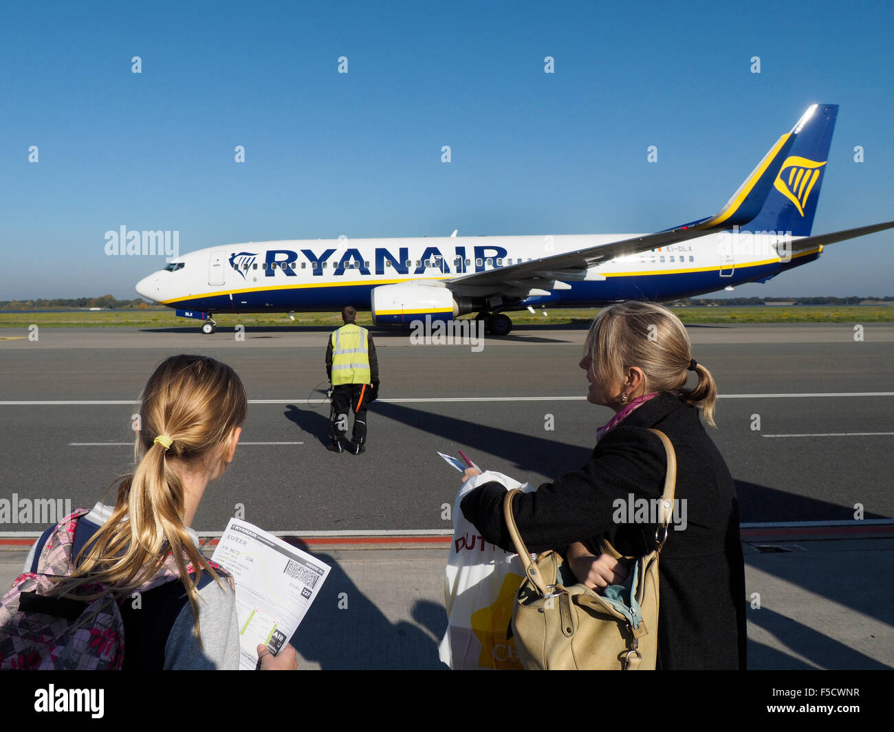 Mother and daughter waiting to board their Ryanair Boeing 737 at Weeze NRN airport Stock Photo