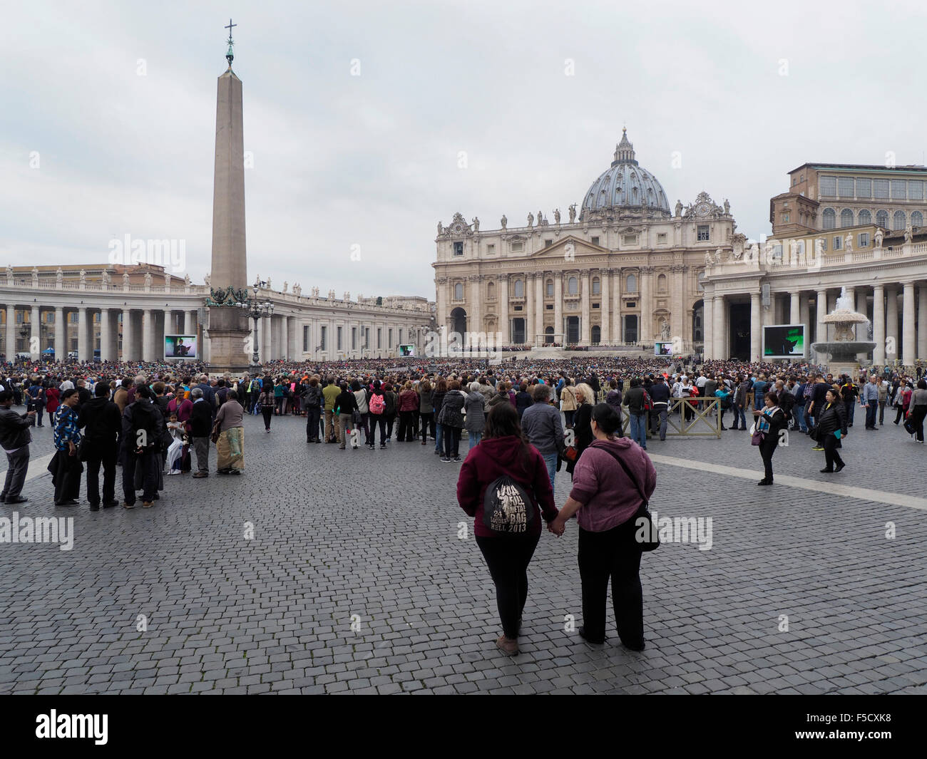 A huge crowd gathers for mass by Pope Francesco on saint Peters square in the Vatican. Stock Photo