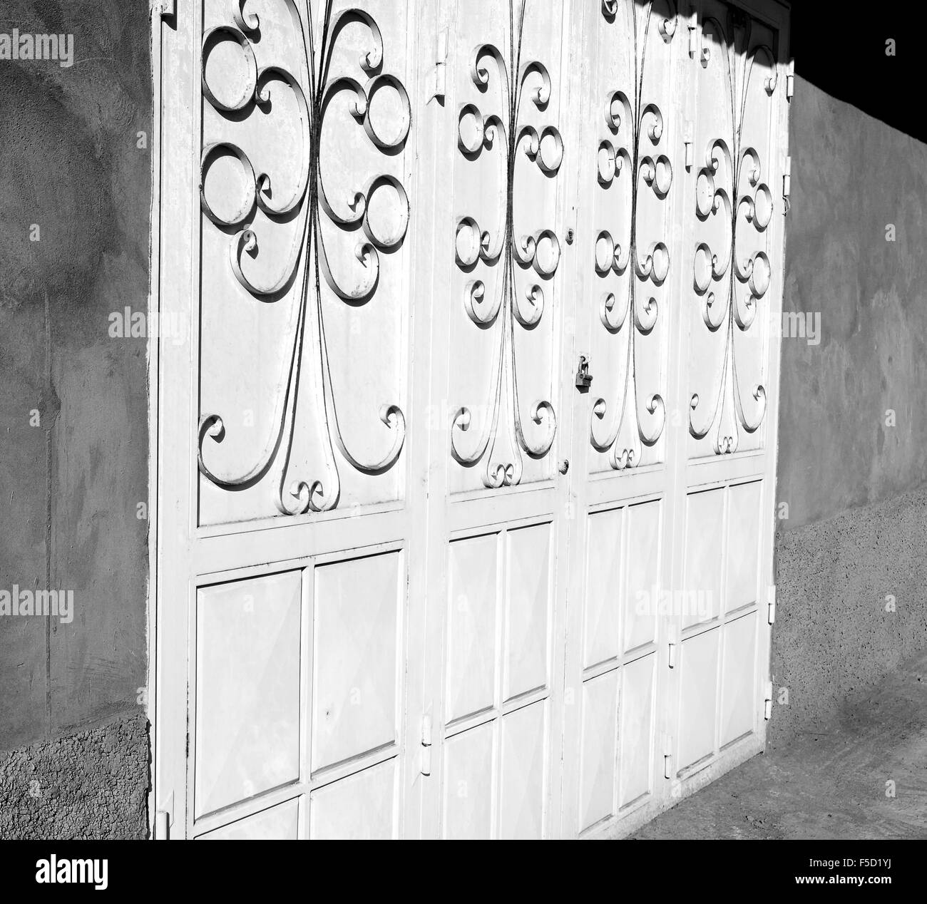 Islamic wooden door Black and White Stock Photos & Images - Alamy