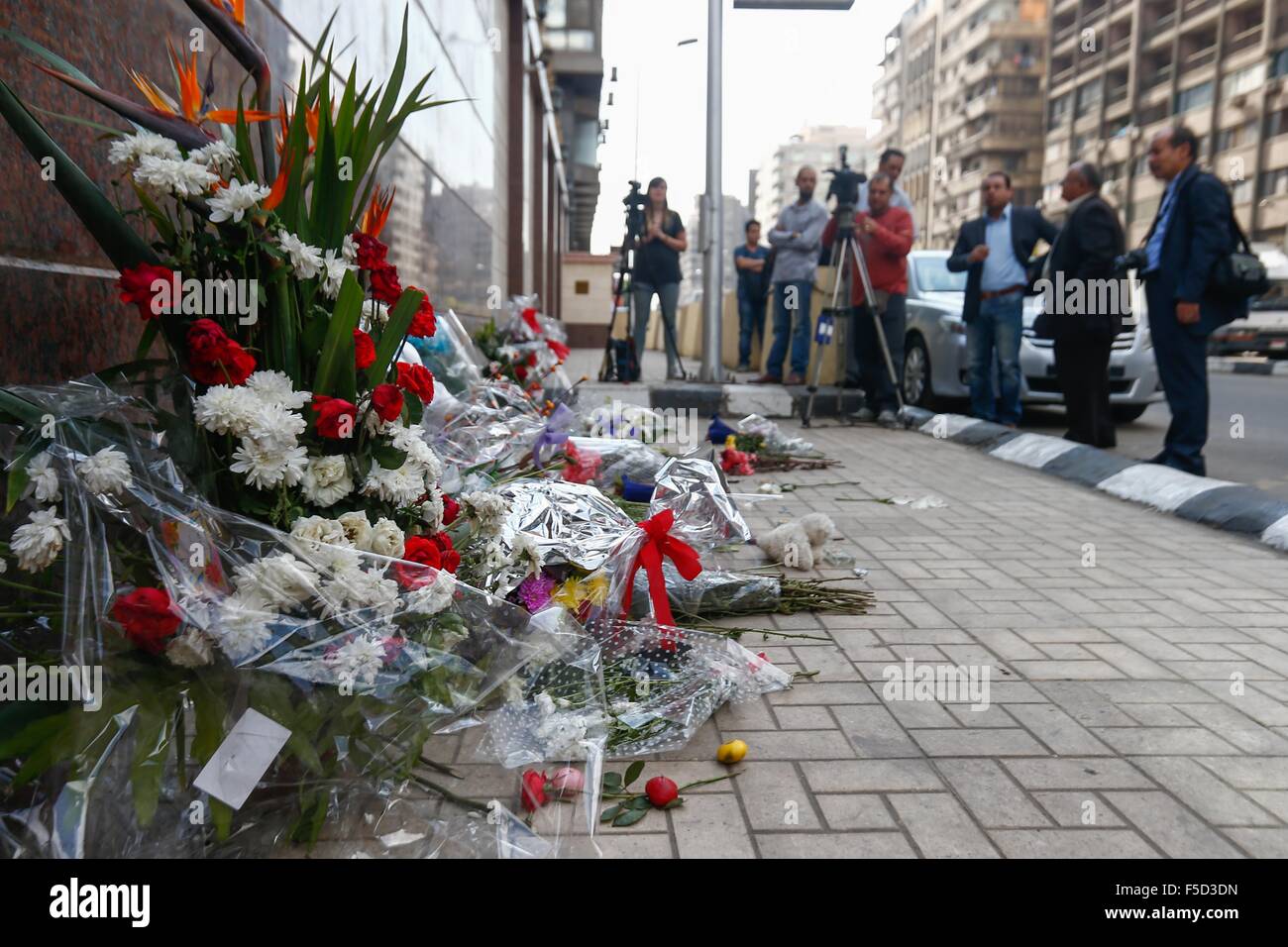 Cairo. 2nd Nov, 2015. Floral tributes are placed outside the Russian embassy in Cairo on Nov. 2, 2015. Some 144 victims' bodies in a Russian airliner crash in Egypt were transferred to the Russian city of Saint Petersburg early on Monday, the Russian ambassador in Cairo said. © Cui Xinyu/Xinhua/Alamy Live News Stock Photo
