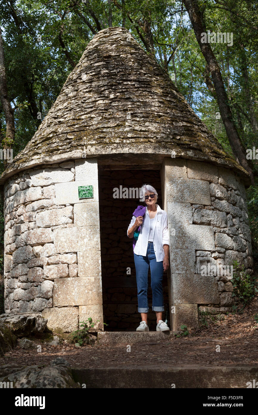 A senior tourist in the hanging gardens of Marqueyssac. Touriste du troisième âge dans les jardins suspendus de Marqueyssac. Stock Photo