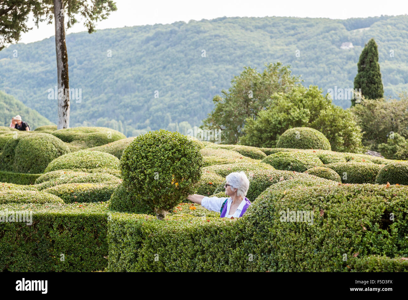 A senior tourist in the hanging gardens of Marqueyssac (Perigord - France). Touriste du troisième âge dans les jardins suspendus de Marqueyssac. Stock Photo
