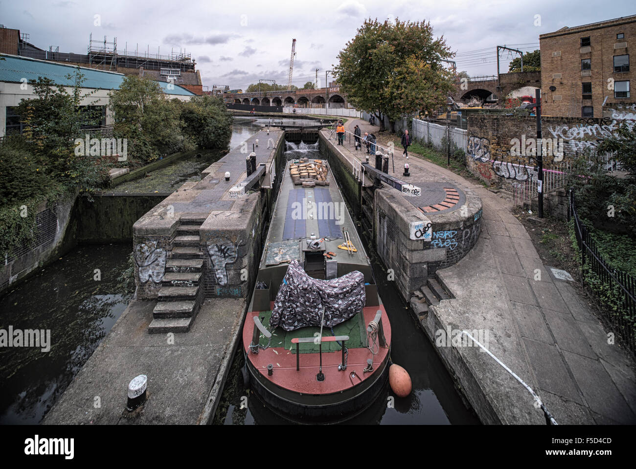 Very large canal barge entering the lock at Hawley Road near Camden Lock in Camden Town, London on the Regent's Canal Stock Photo